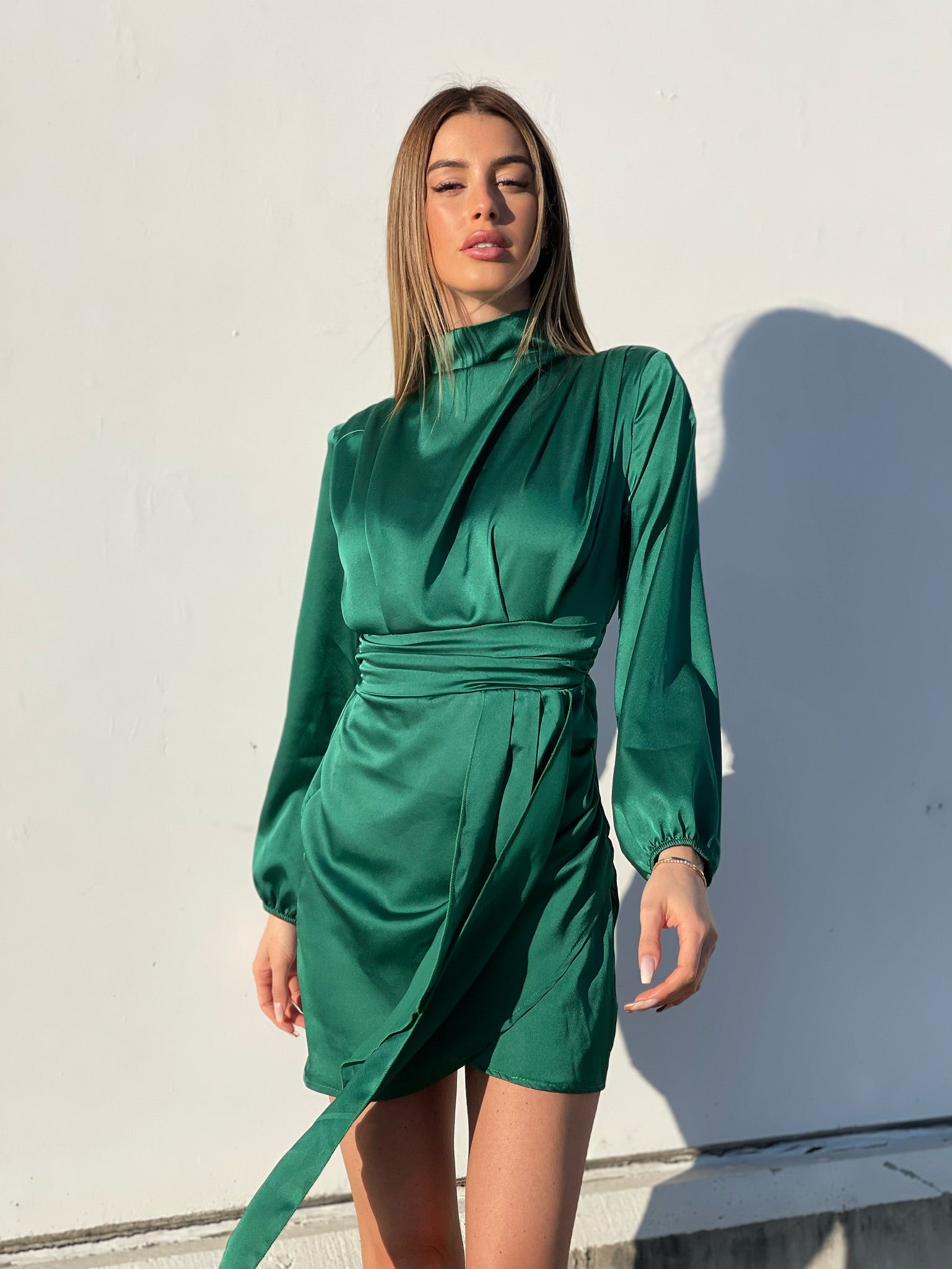 Abito in raso con fusciacca verde smeraldo
