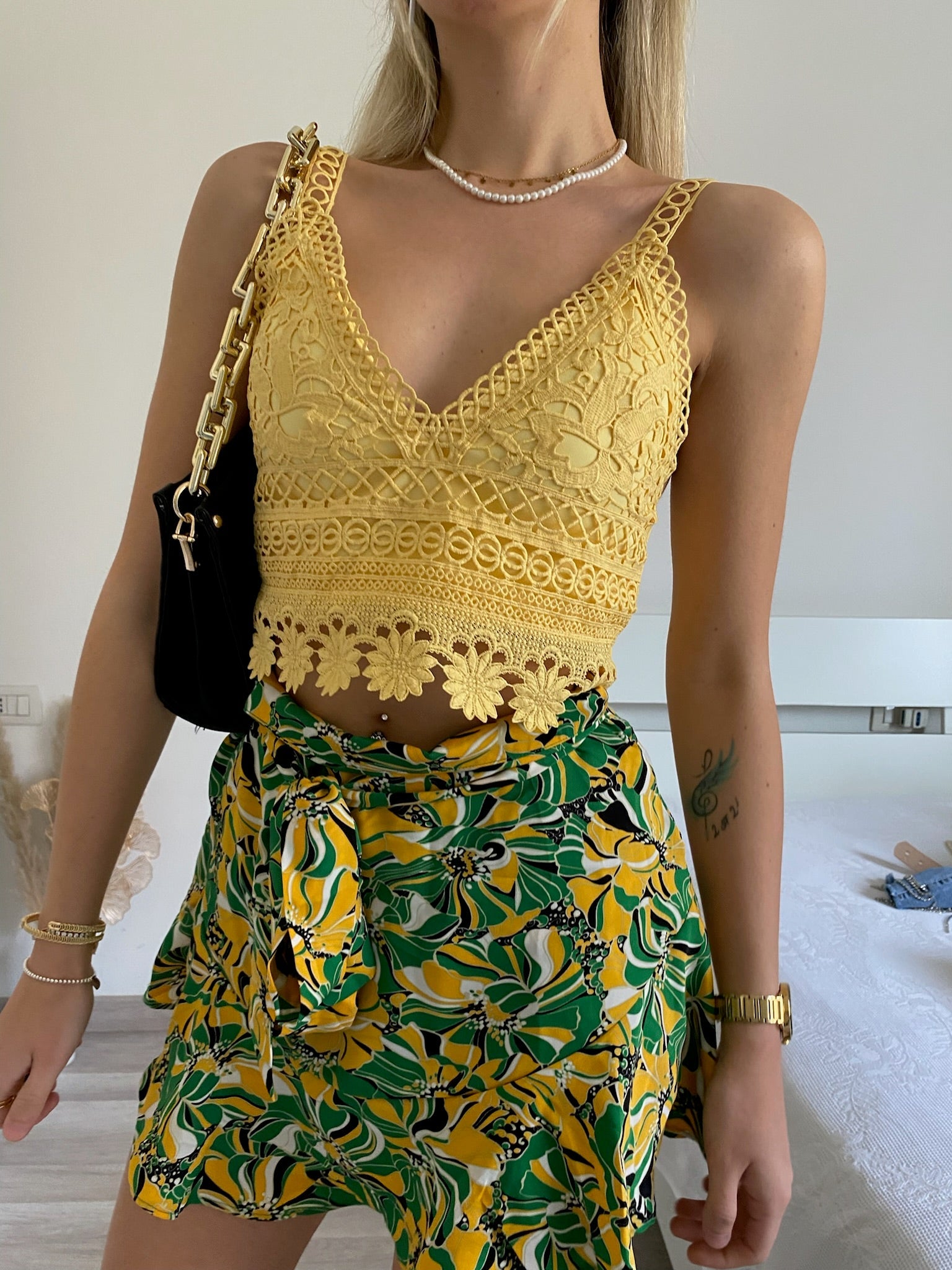 Top in pizzo giallo con pizzo