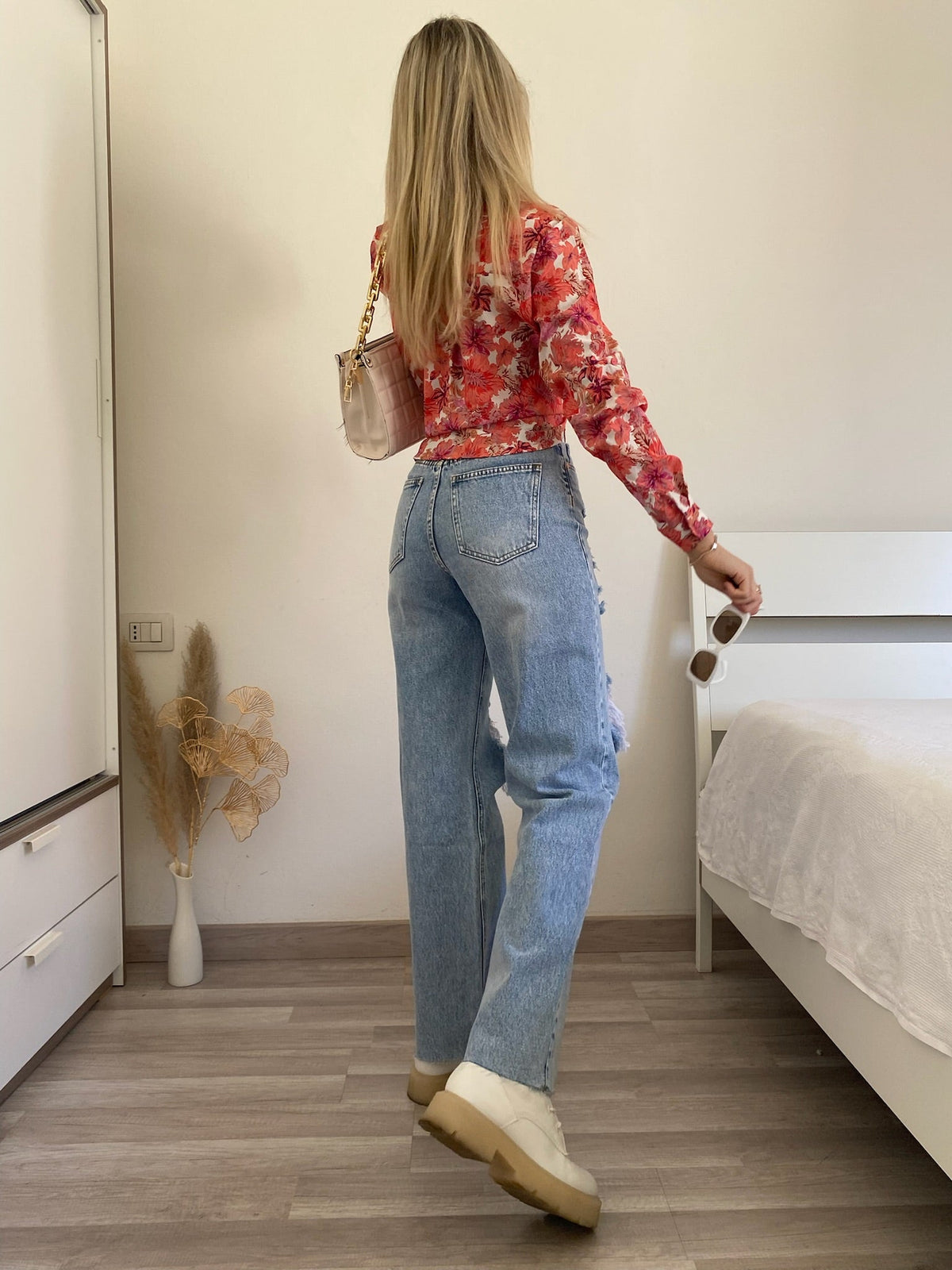 Jeans con strappi e cintura con catene