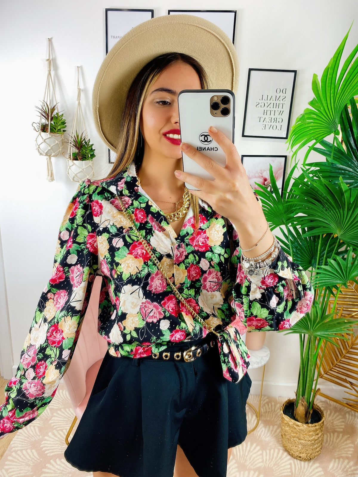 Camicia floreale con borsetta