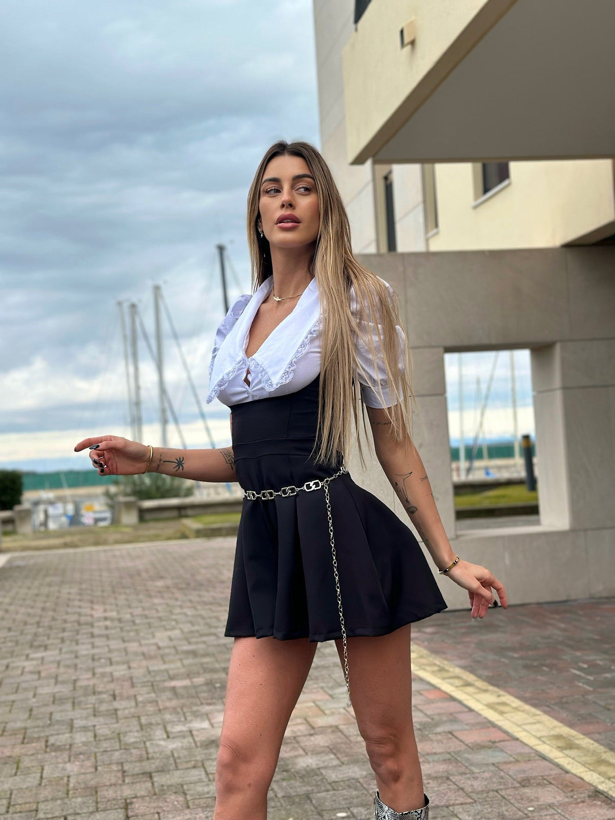 Salopette nera più camicia fiocchetto