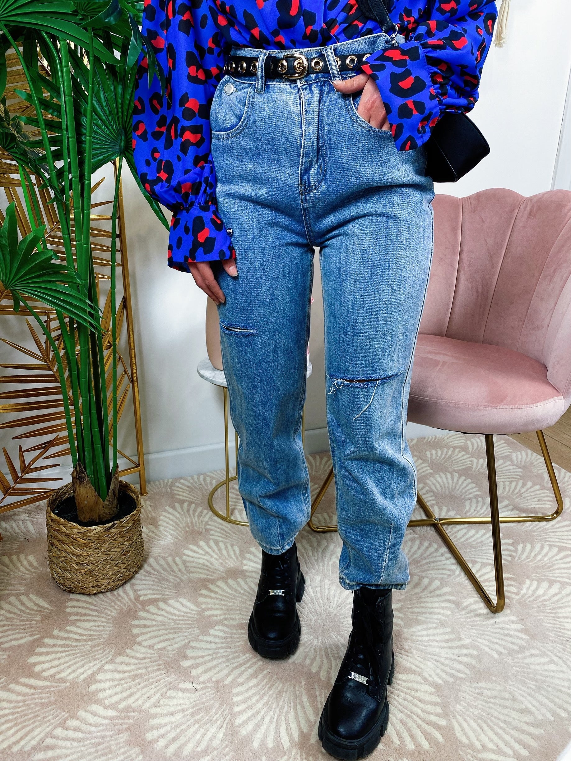jeans ampio con strappi