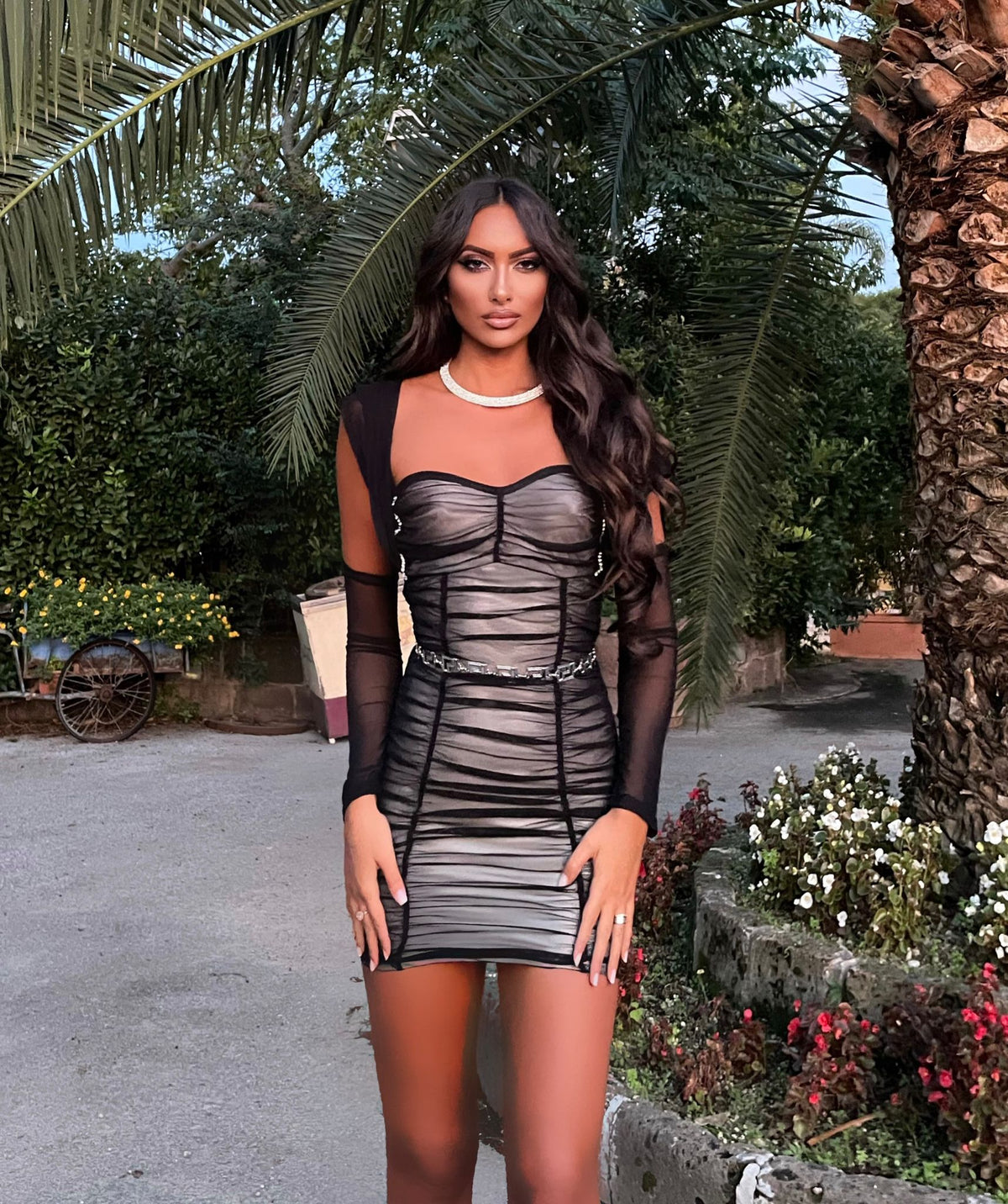 Abito nero in velo con strass e manicotti
