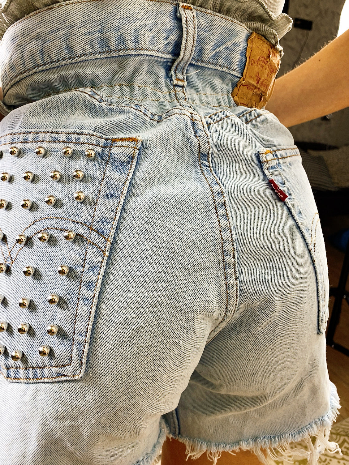 Short Vintage Levi’s jeans medio chiaro con borchie argento