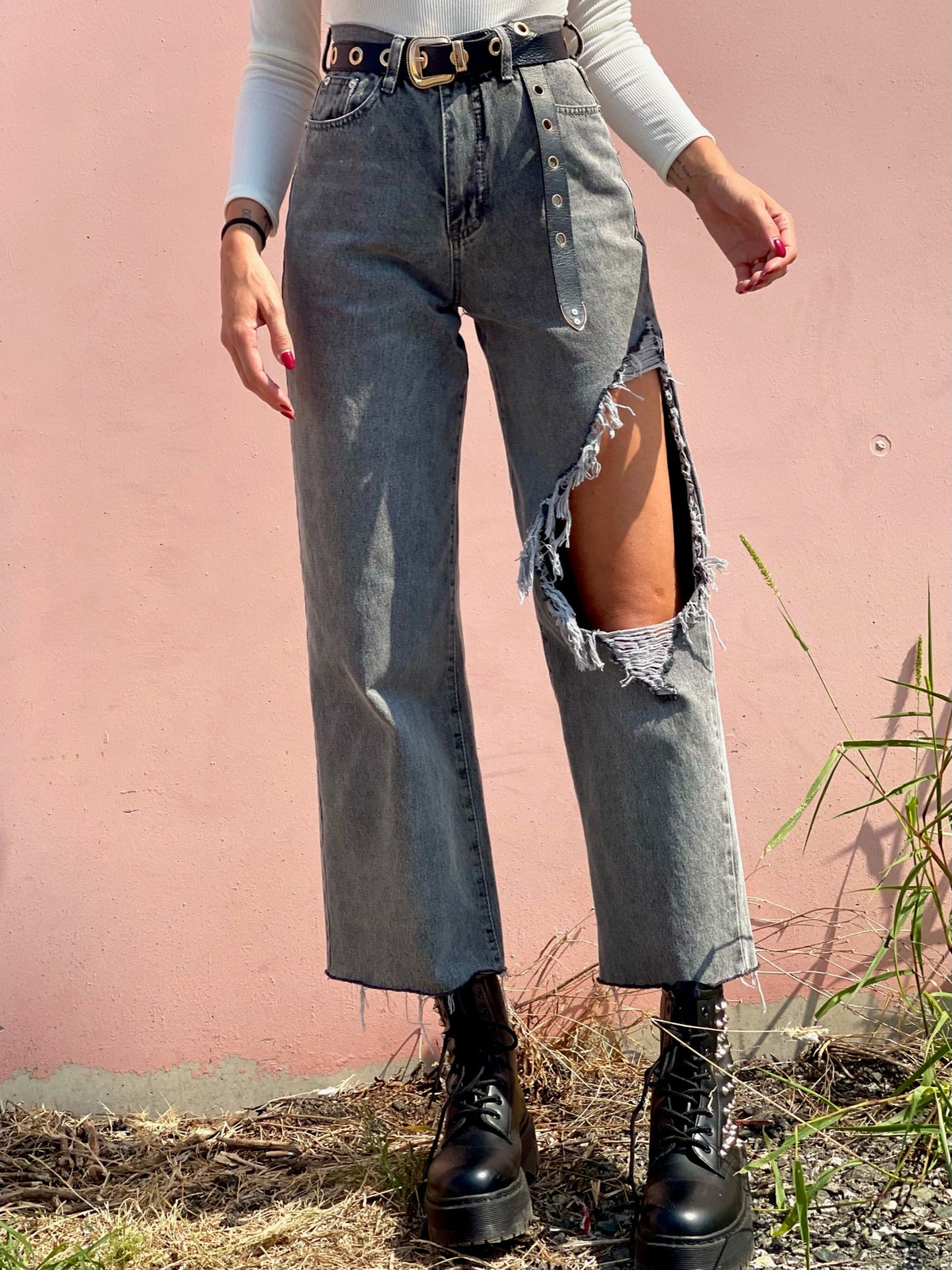 Jeans con maxi spacco grigio