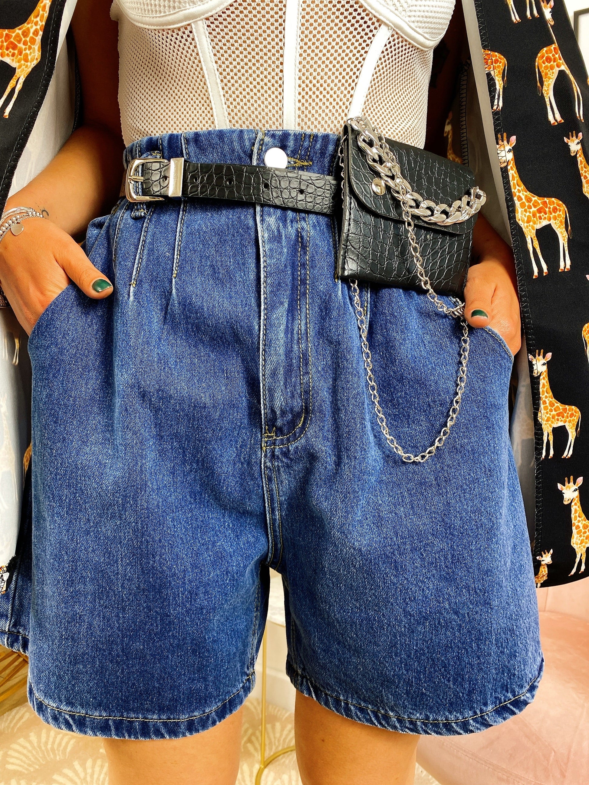 Short in jeans con marsupio e catena