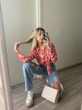 Jeans con strappi e cintura con catene