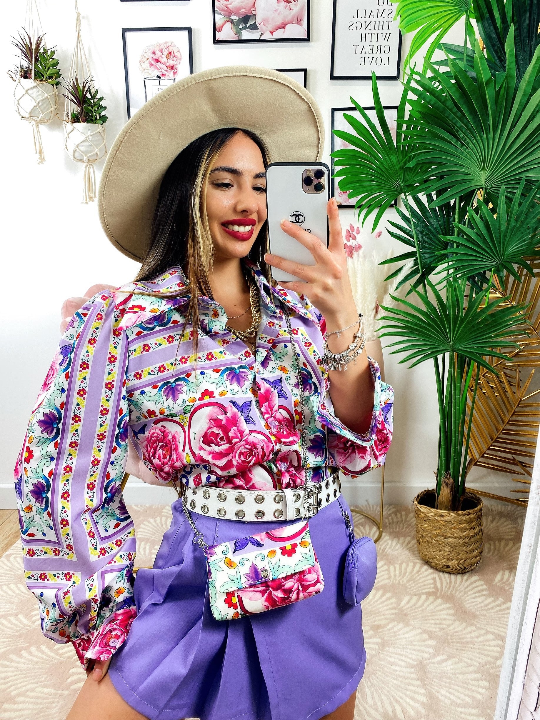 Camicia fiorata con borsetta base lilla