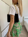 T-shirt con gioiello al collo verde