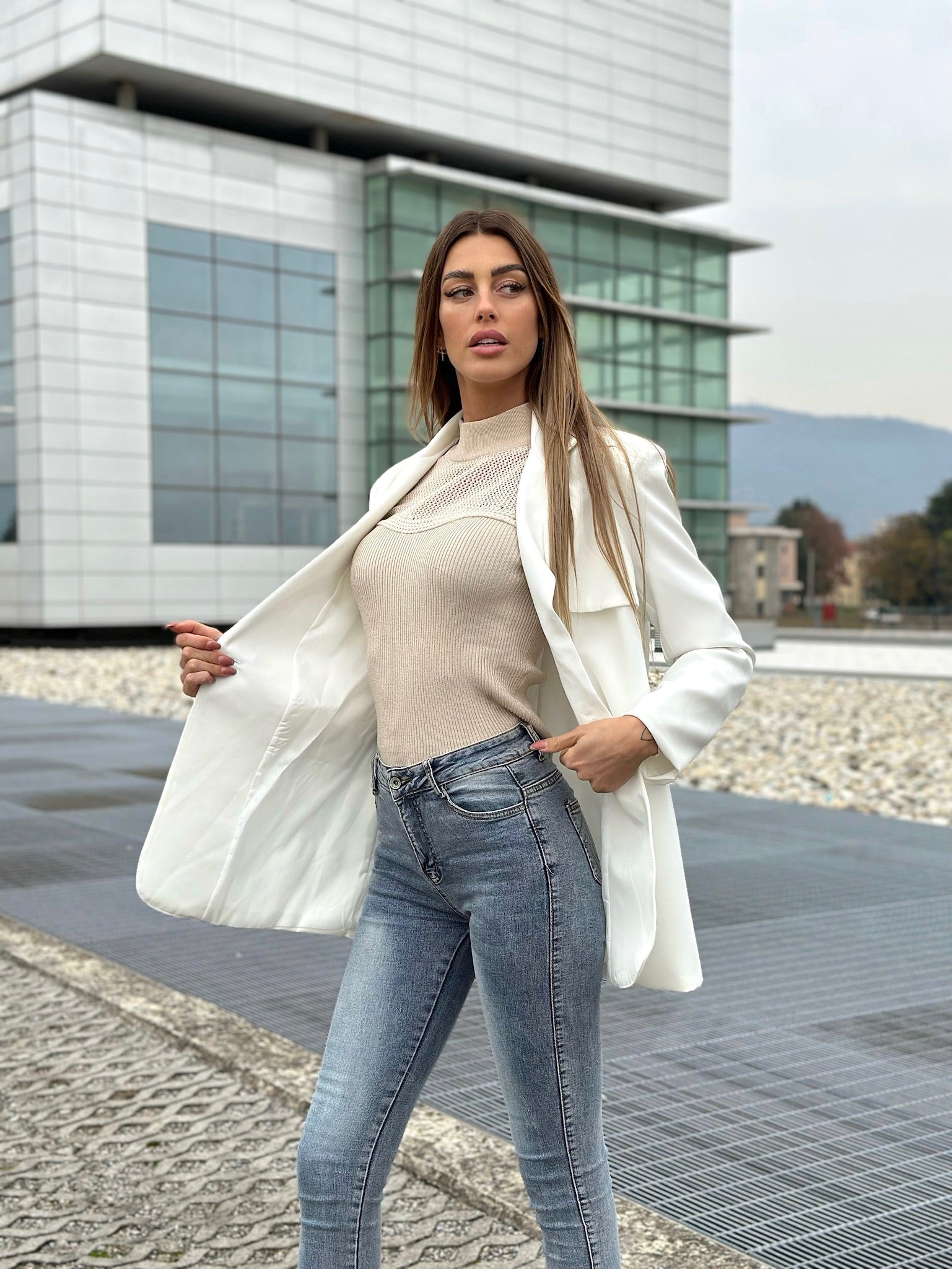 Blazer bianco con cintura