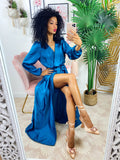 Abito in raso con maxi spacco e cintura Tiffany