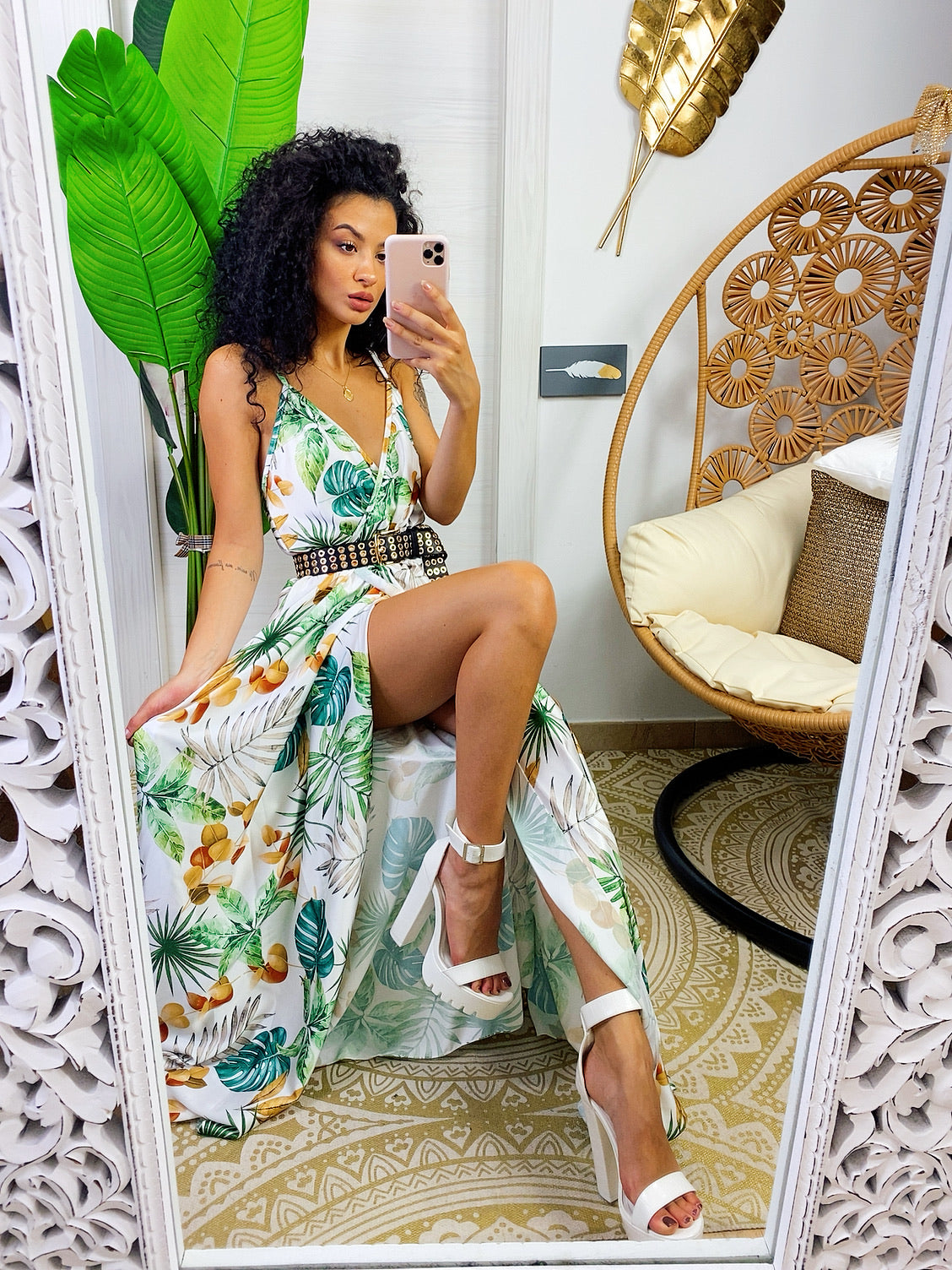 Abito in raso floreale con maxi spacco bianco
