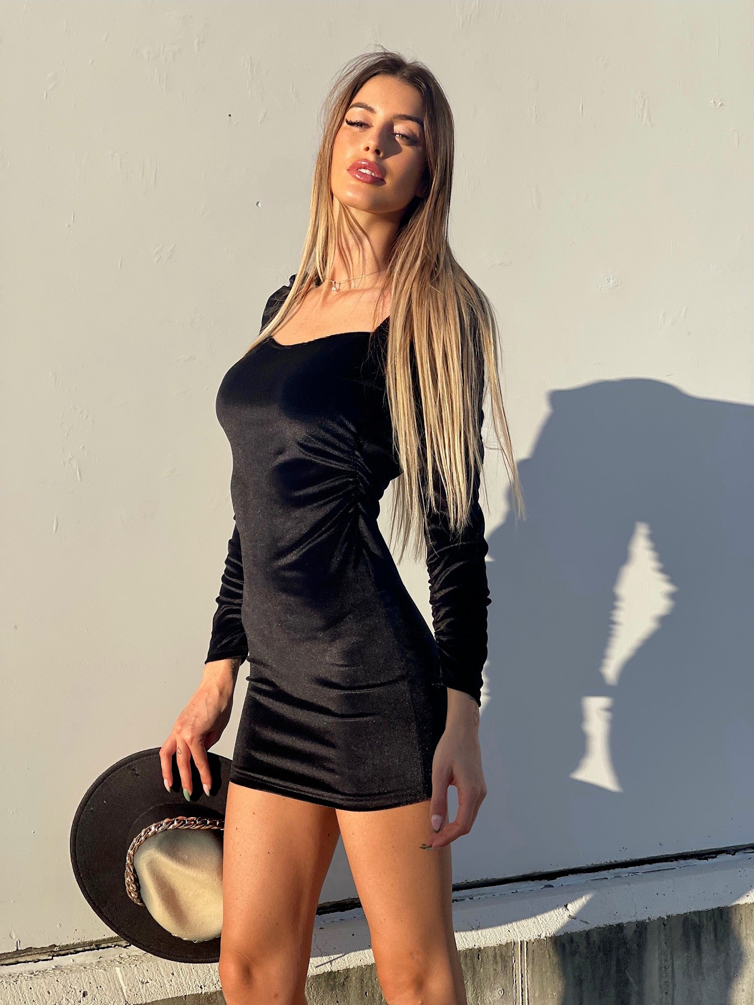 Abito in velluto nero con schiena aperta