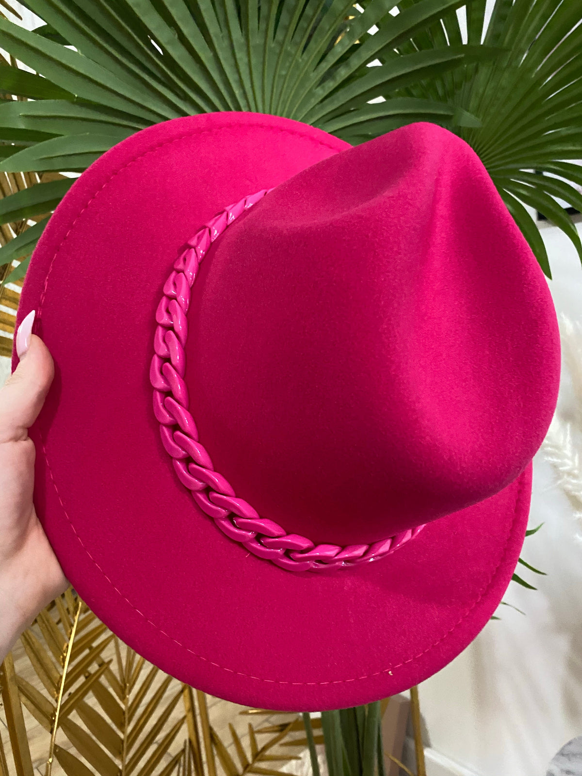 Cappello fuxia con catena