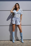 Camicia celeste a manica corta con fiori