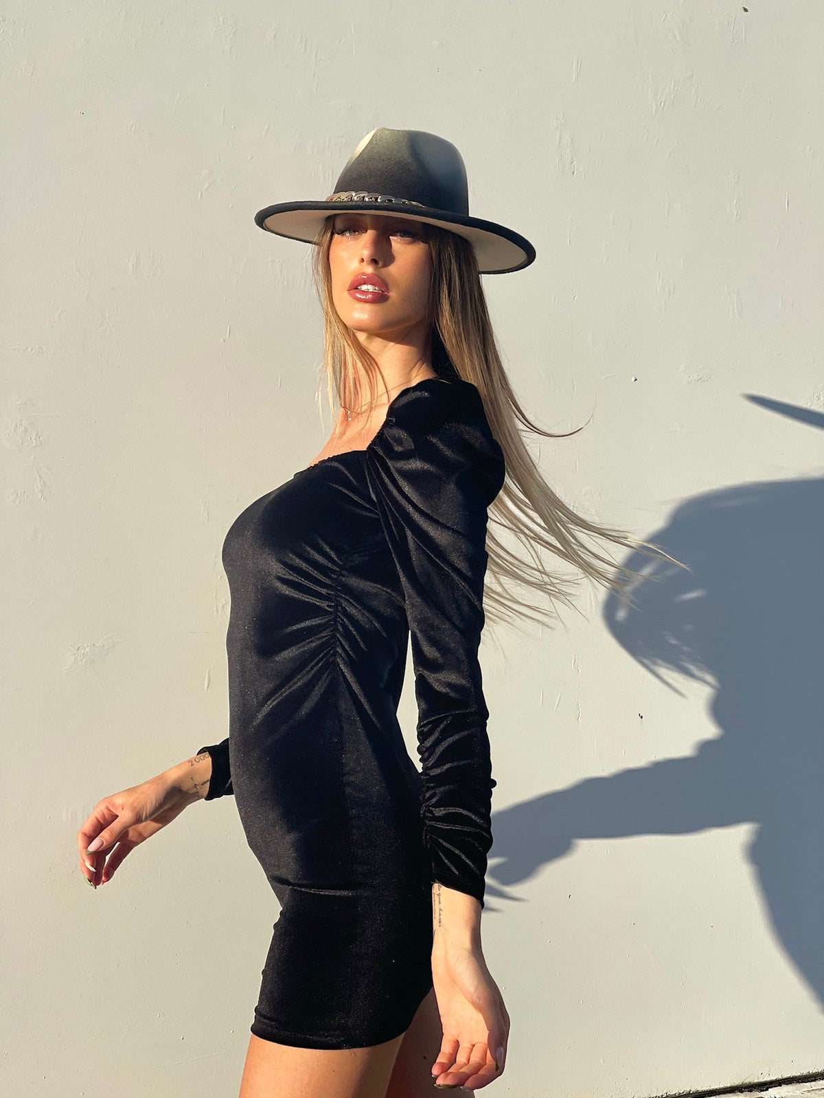 Abito in velluto nero con schiena aperta