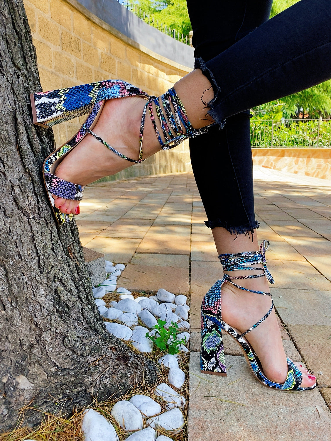 Sandali stringati effetto pitonato multicolore