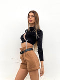 Top nero con stringhe