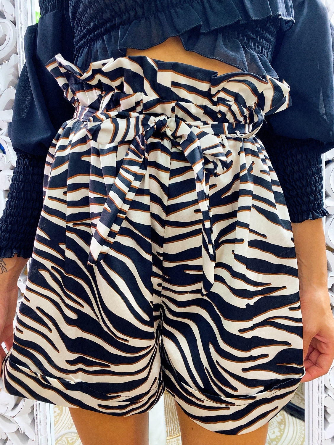 Short zebrato con fiocco