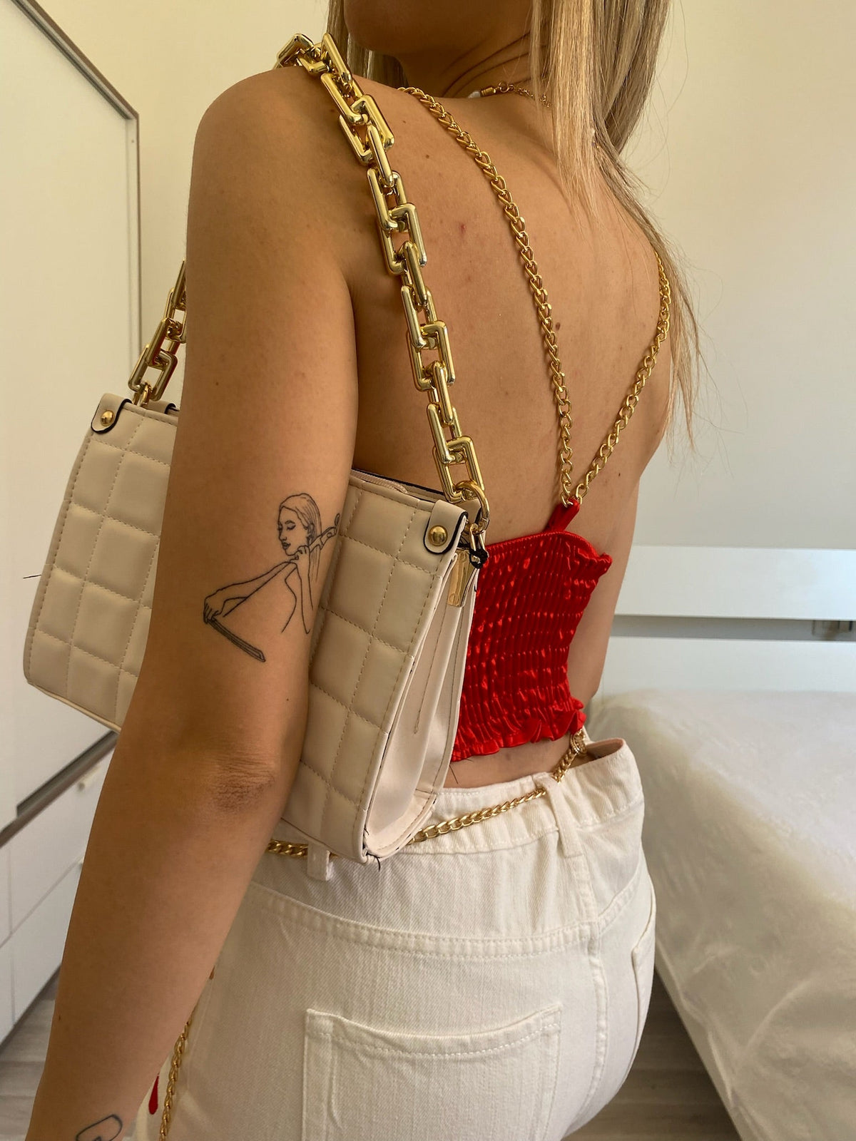 Top rosso con spalline in catena