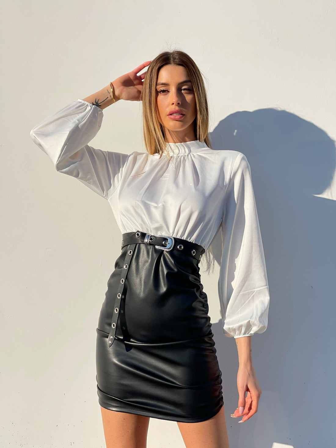 Abito con camicia di raso e gonna in ecopelle