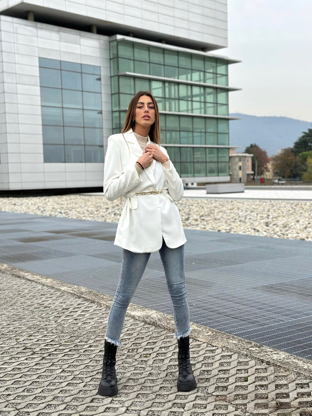 Jeans aderente sfrangiato sotto