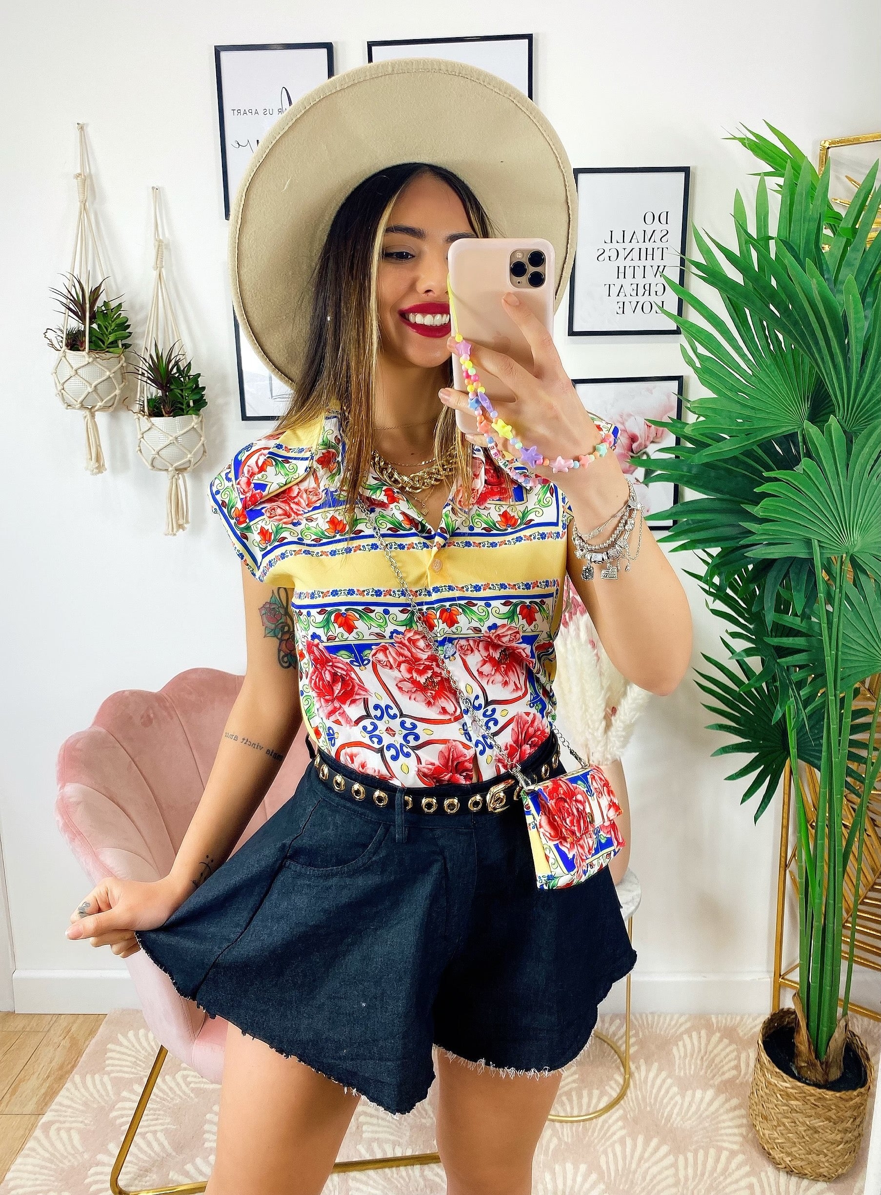 Camicia smanicata con borsetta base gialla