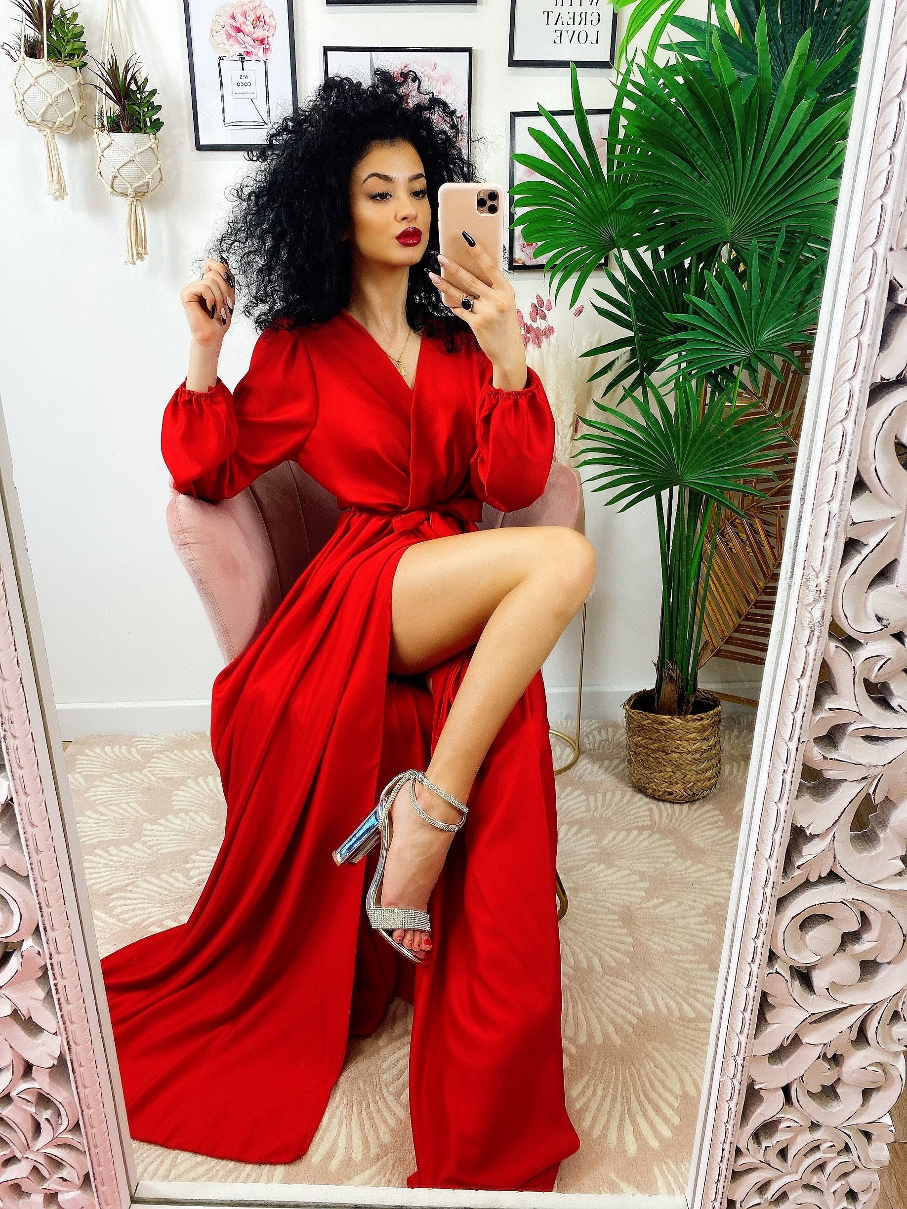 Abito in raso con maxi spacco manica lunga rosso