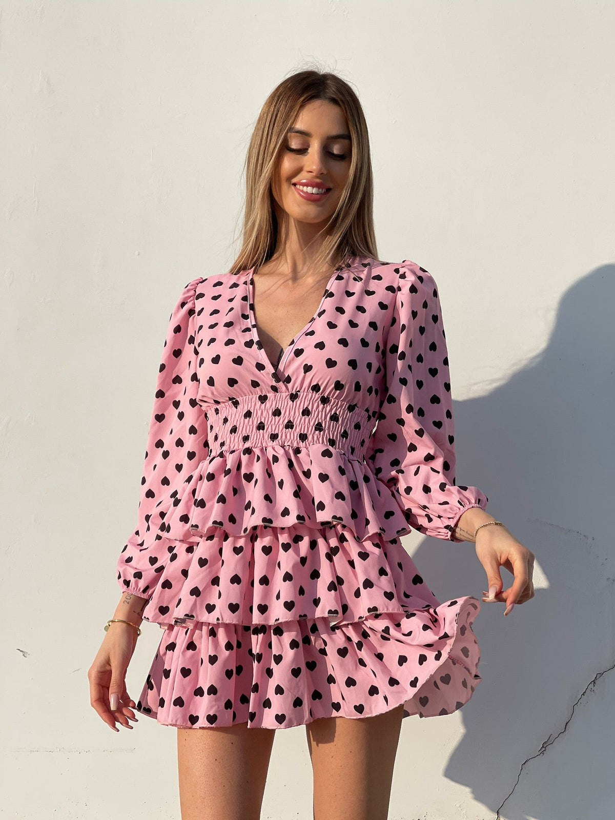 Abito a balze con cuori rosa