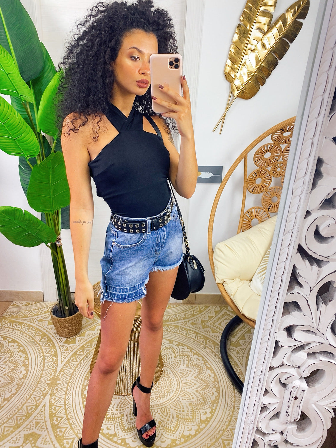 Short jeans con strappini asimmetrico