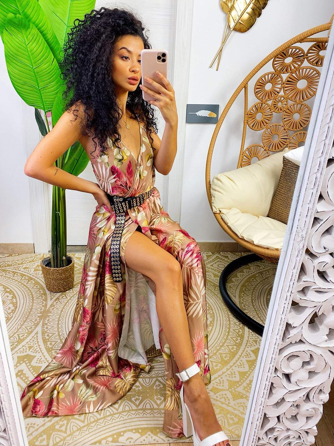 Abito in raso floreale con maxi spacco nude