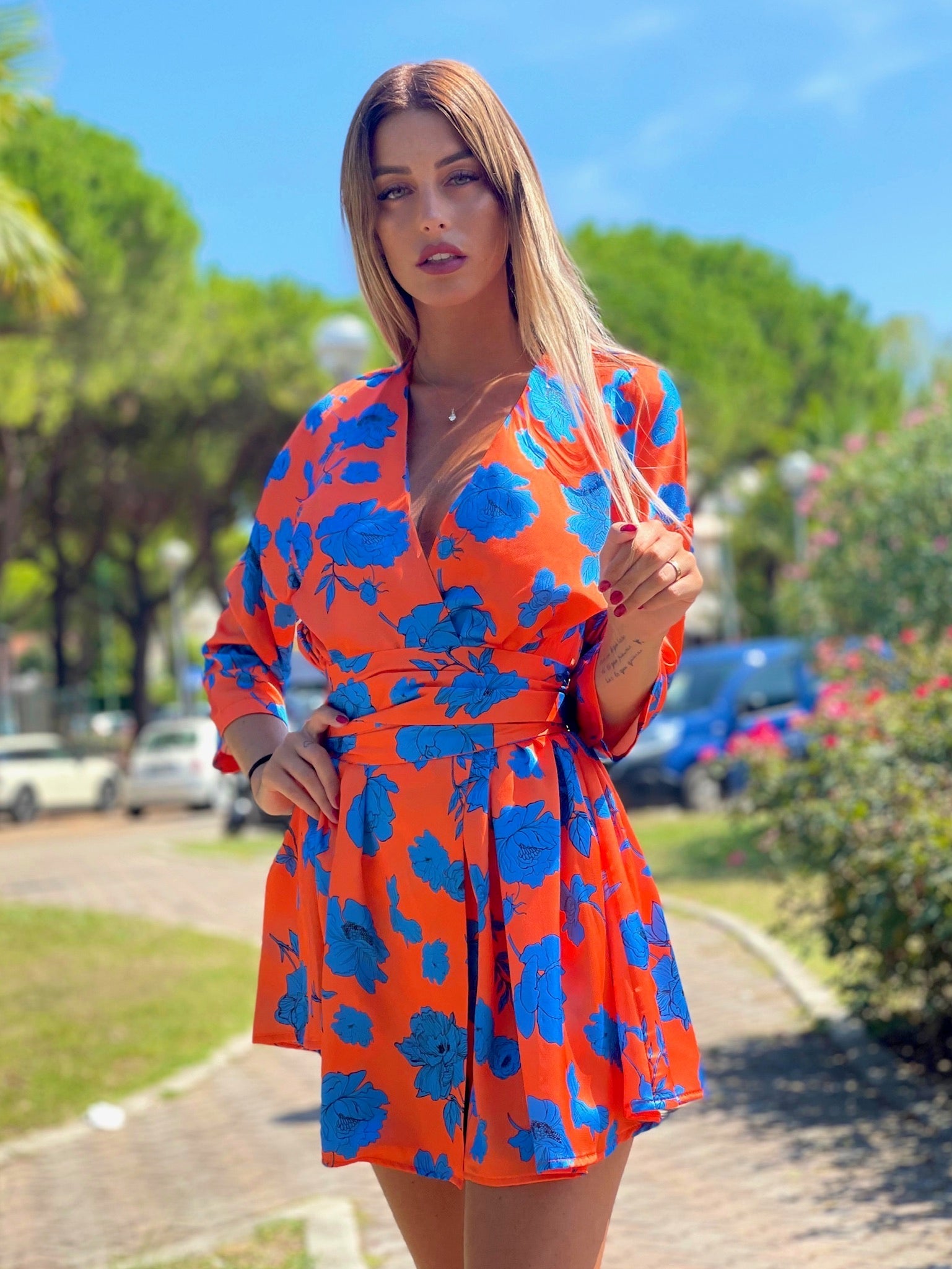 Abito arancio fiori azzurri