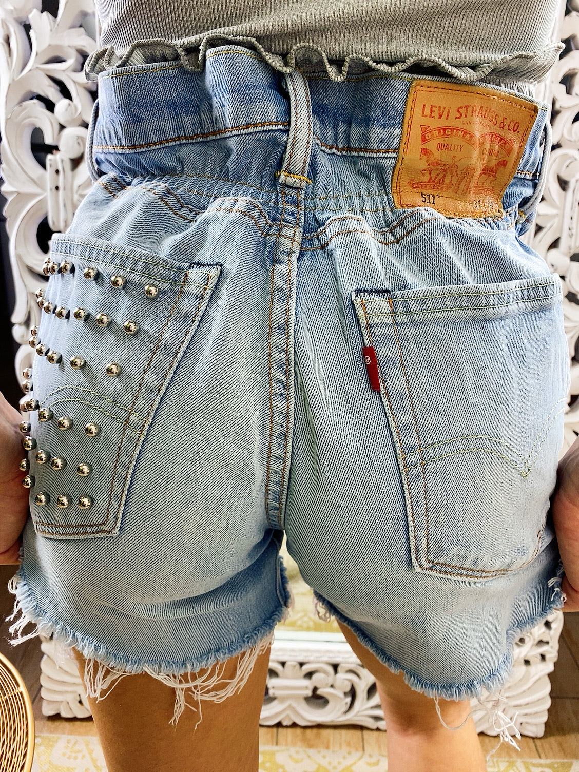 Short Vintage Levi’s jeans medio chiaro con borchie argento