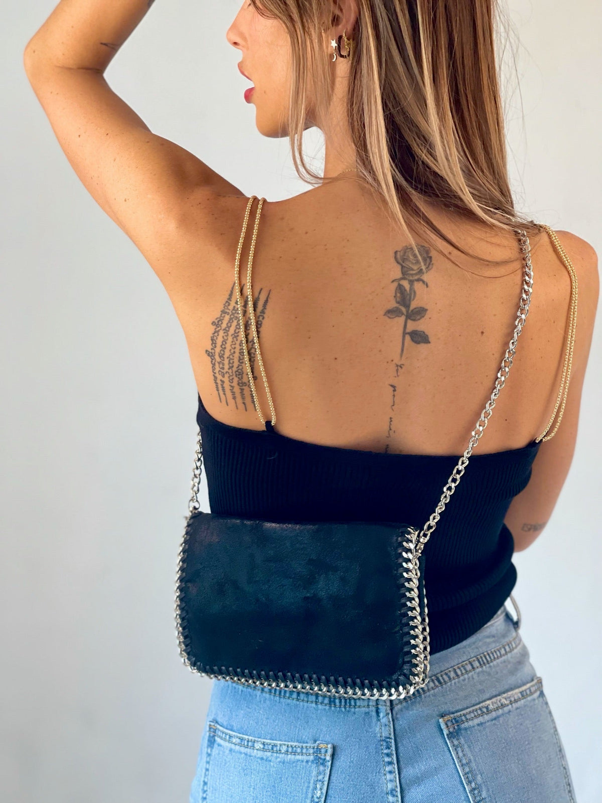 Tracollina o pochette nera con dettagli argento
