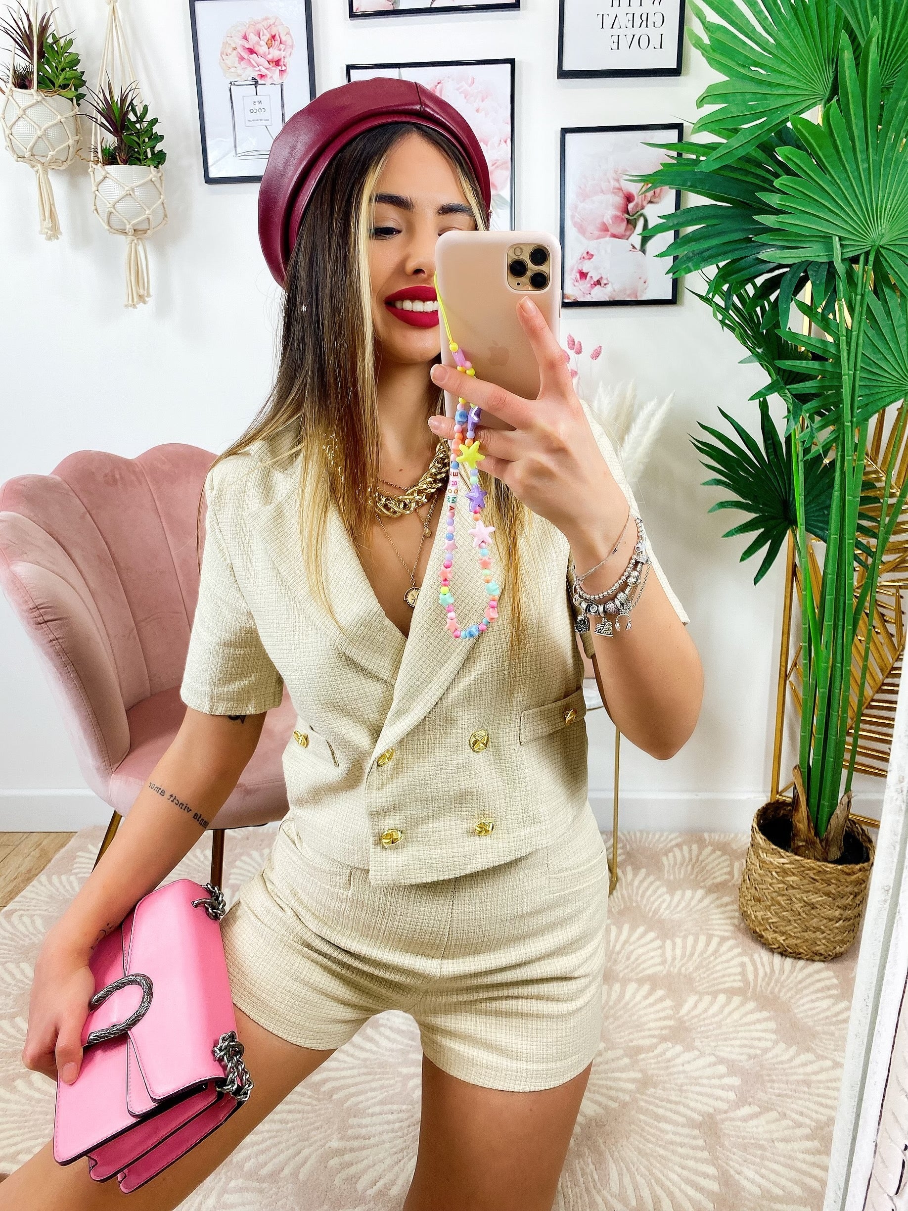 Completo beige con bottoni oro