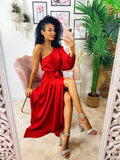 Abito in raso con maxi spacco monomanica rosso