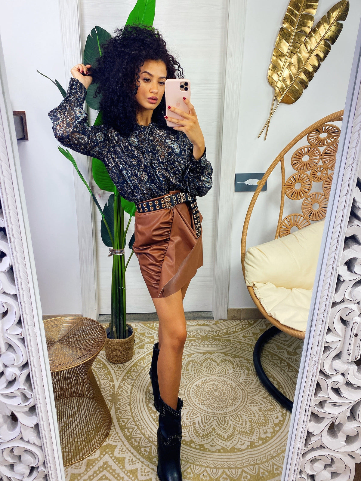 Blusa con ricami nera