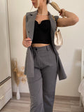Completo smanicato e pantalone grigio