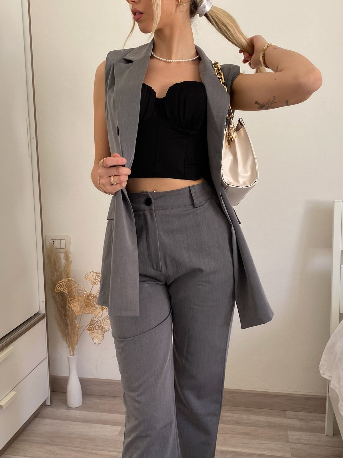 Completo smanicato e pantalone grigio