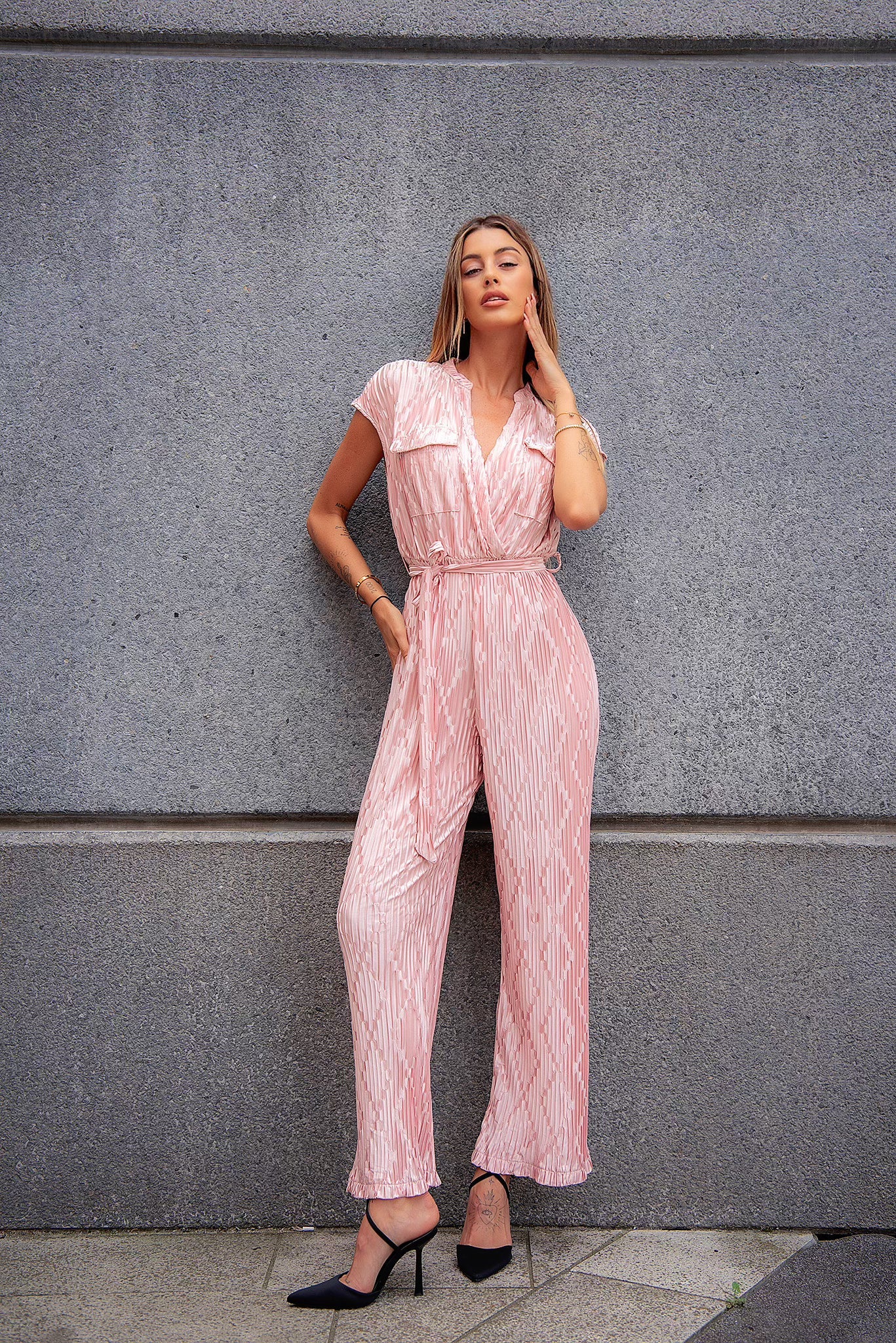 Tuta plissè rosa con cintina