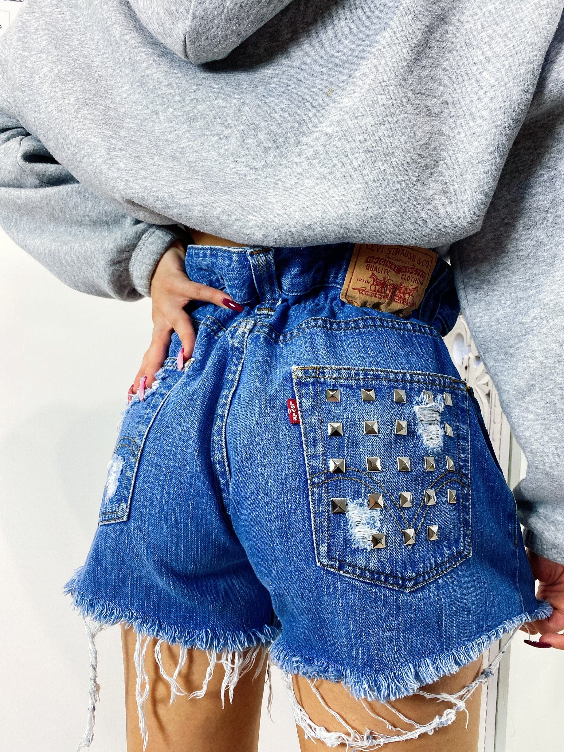 Short Levi’s Vintage bagno scuro con borchie