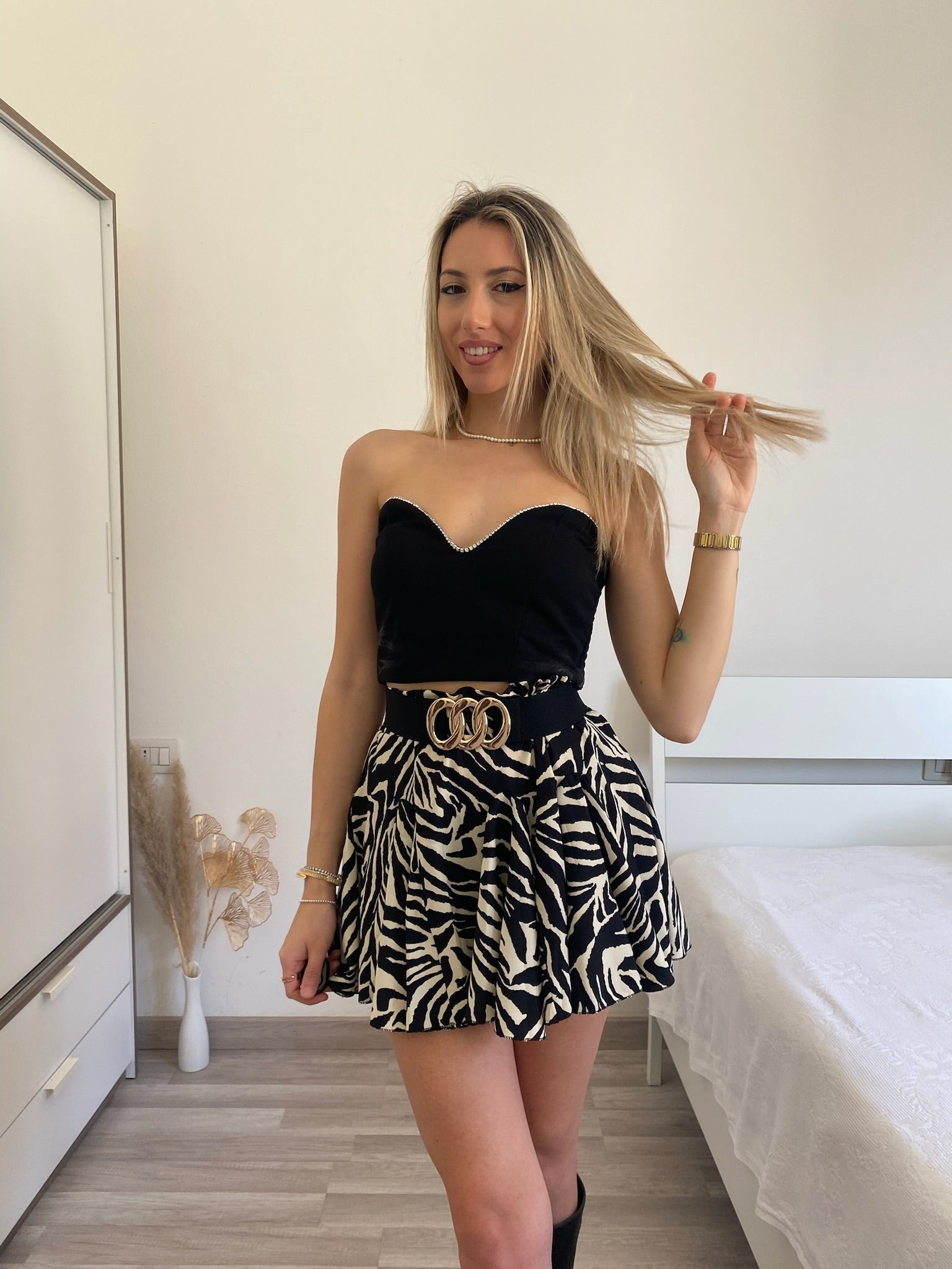 Top scollo a cuore con strass nero