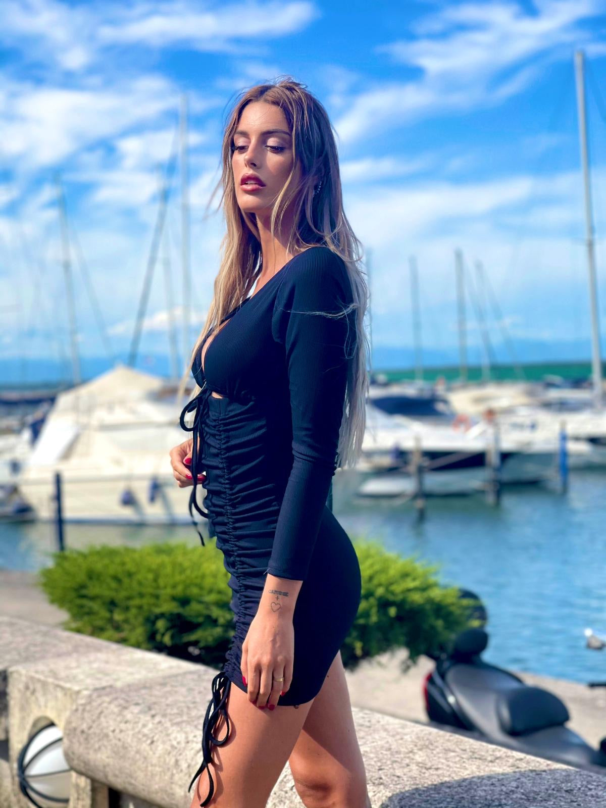 Abito arricciato nero manica lunga