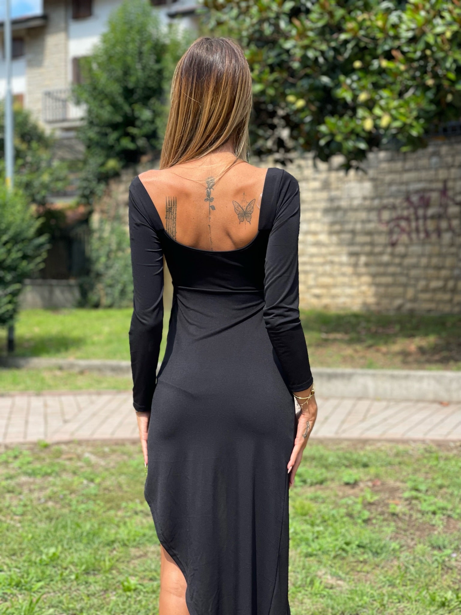 Abito nero con dettaglio oro