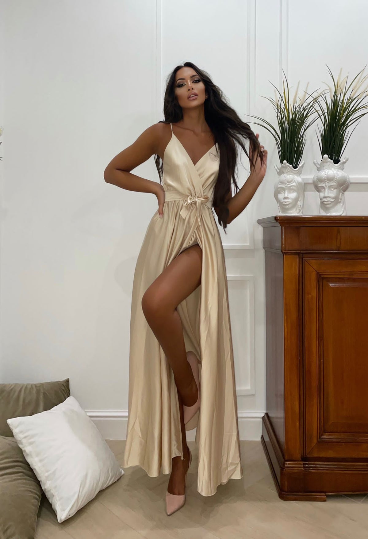 Abito in raso con maxi spacco champagne