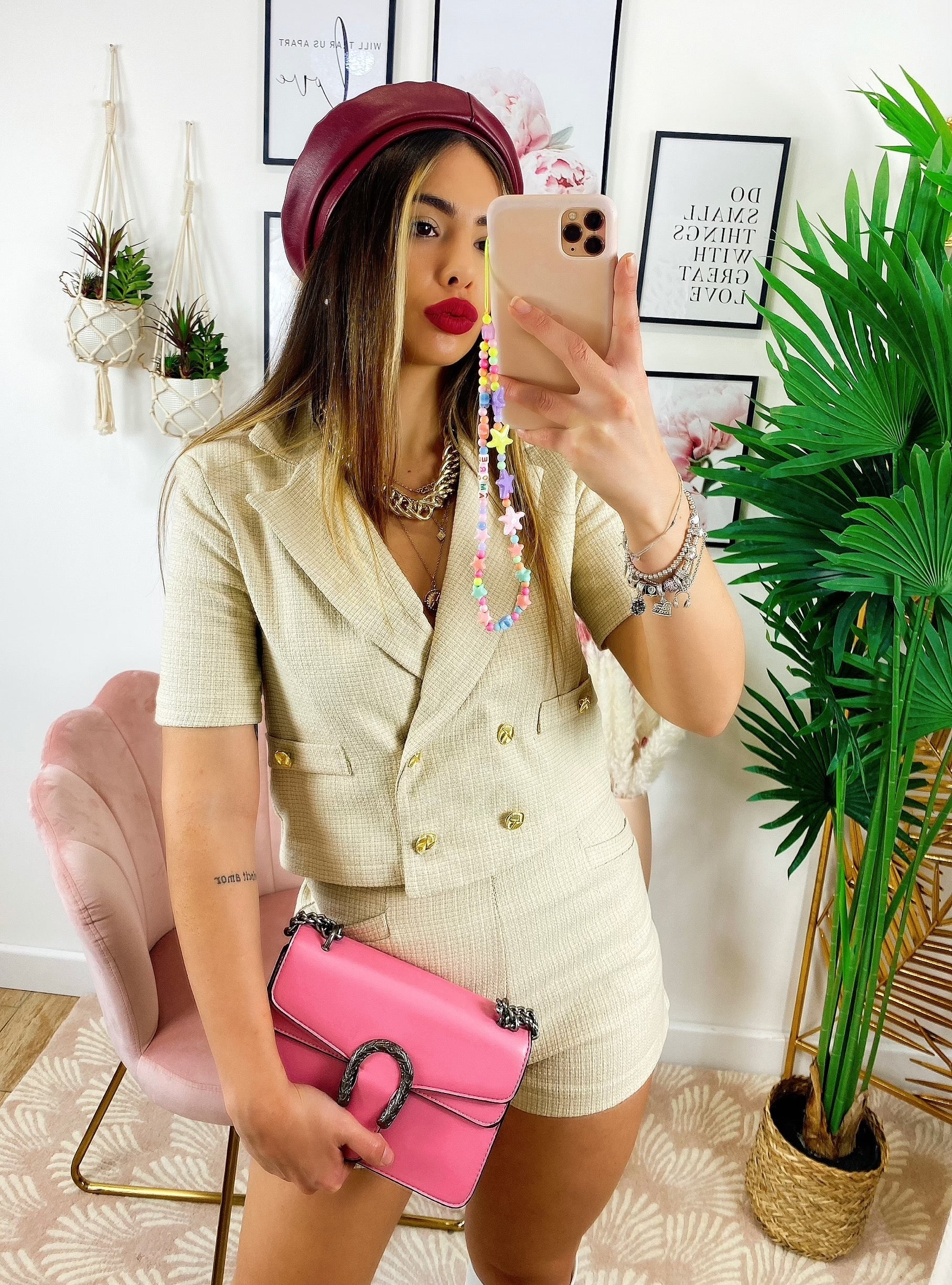 Completo beige con bottoni oro