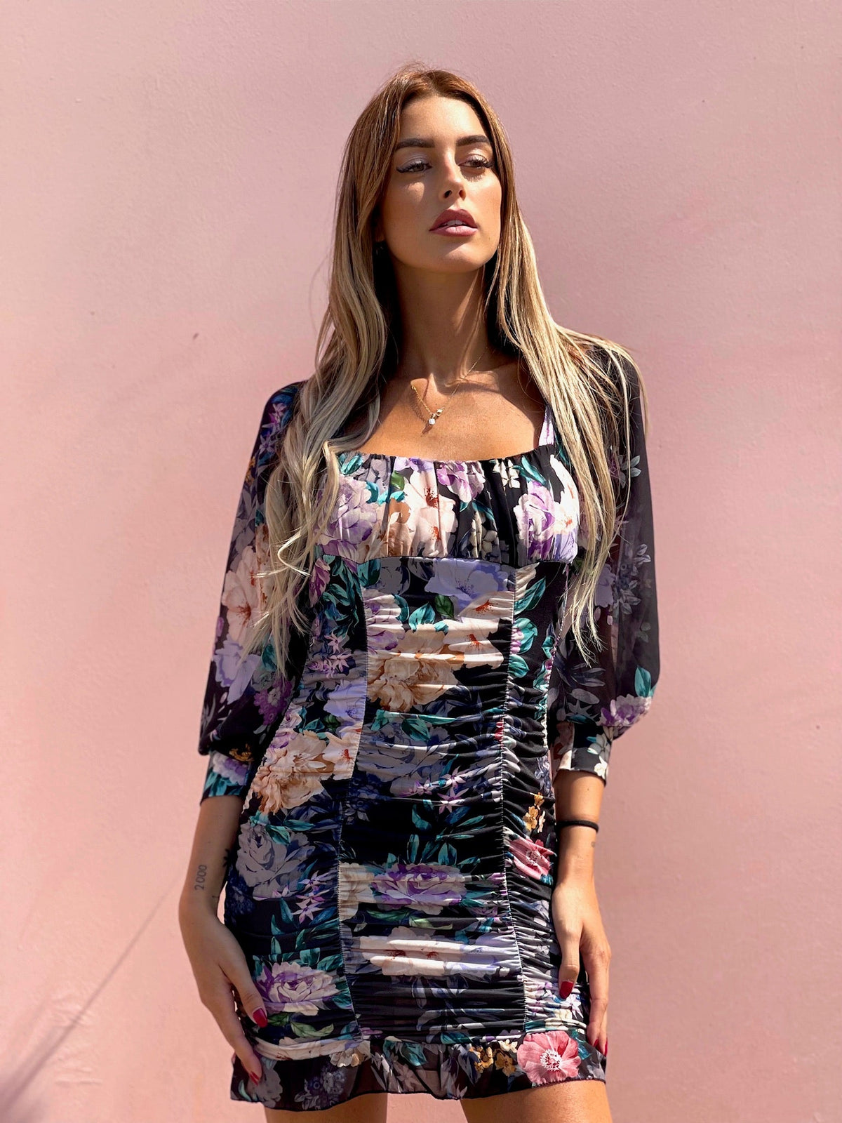 Abito arricciato nero con fiori rosa