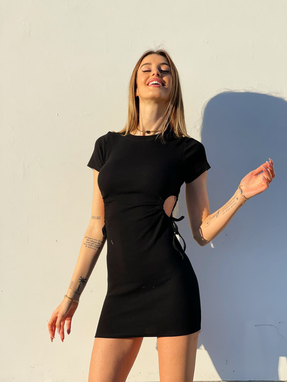 Abito a costine con oblò e bottoni oro nero