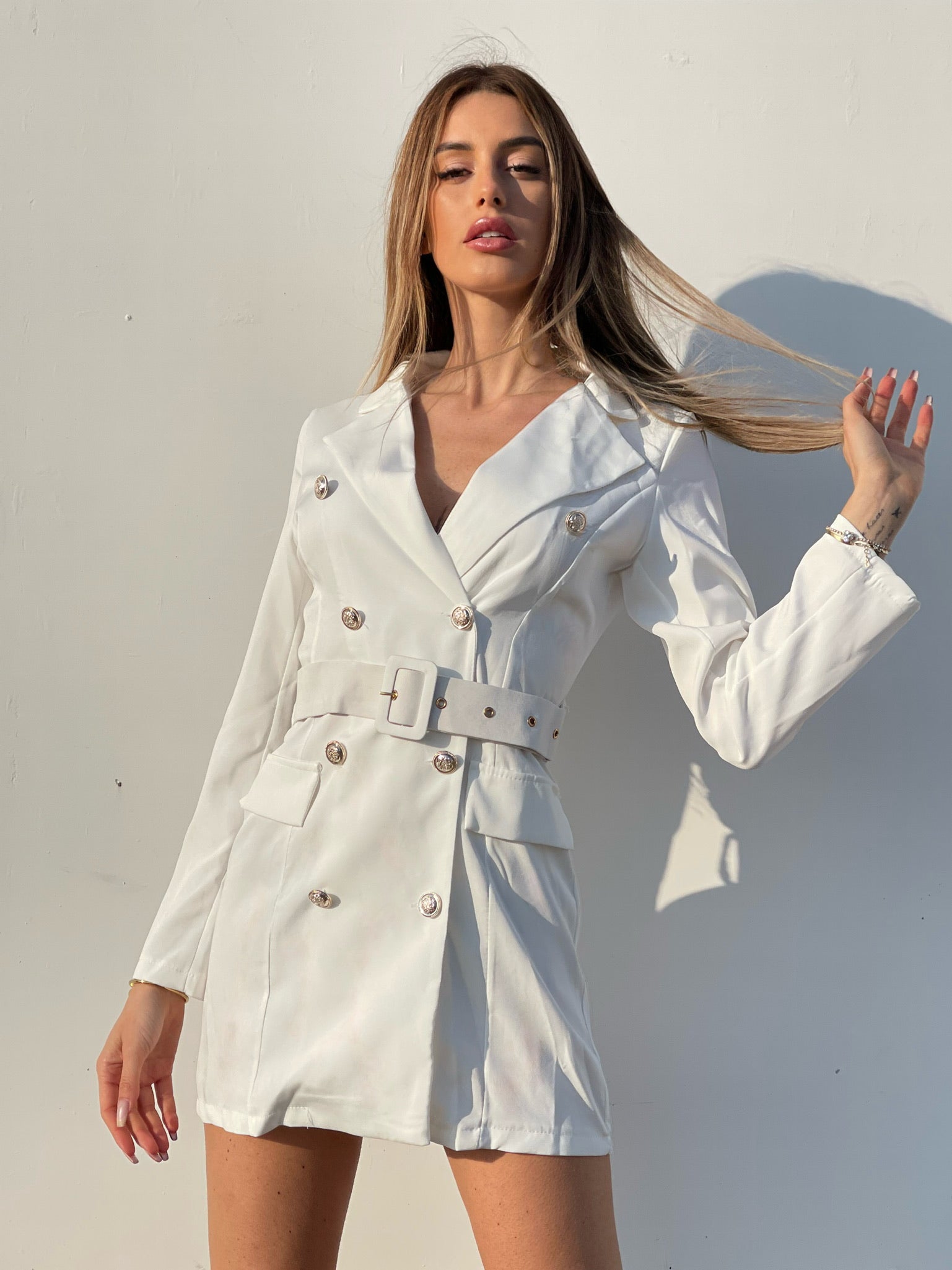 Abito a blazer bianco con bottoni e cintura