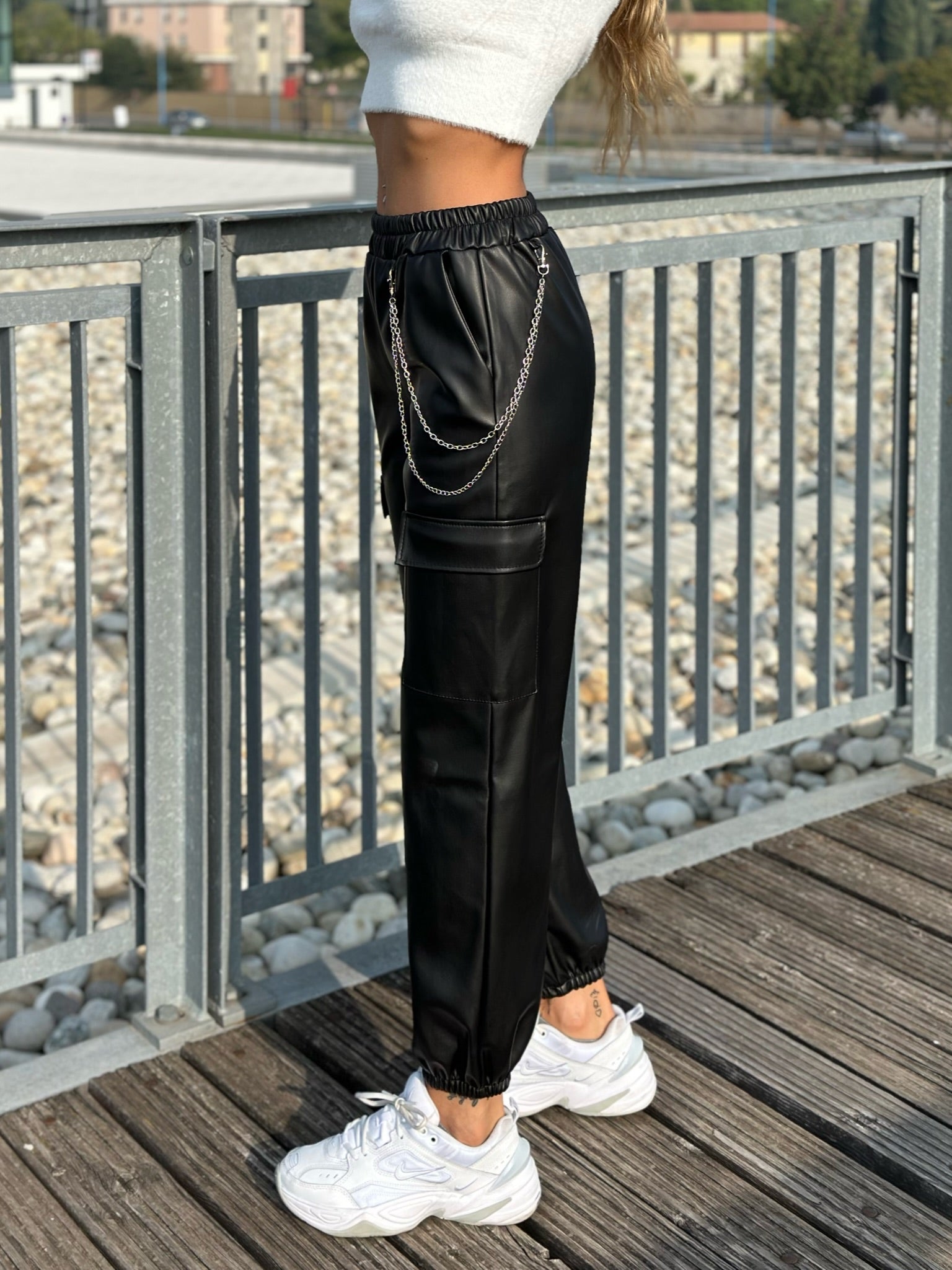 Pantalone in ecopelle con catenina nero